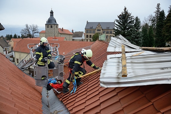 Sturmschaden in Quedlinburg-Gernrode: ein Stück eines Blechdaches liegt auf einem Dachstuhl. Foto: Holger Mücke