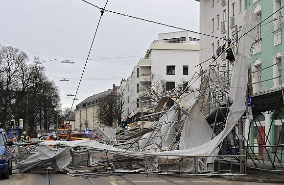 Bei Sturm umgestürztes Baugerüst in München. Foto: Feuerwehr München