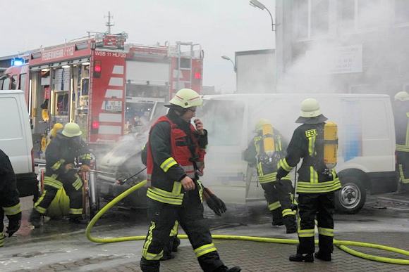 Brand in Wassenberg: ein brennender Lieferwagen war plötzlich losgerollt und hatte eine Schlauchhaspel gegen ein weiteres Fahrzeug geschoben. Foto: Heldens