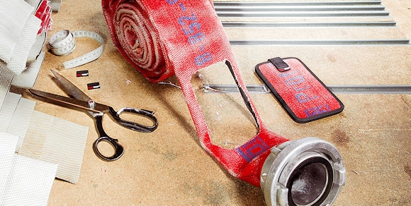 Feuerwear Handytasche Mitch: aus echtem Feuerwehrschlauch hergestellt. Foto: Feuerwear