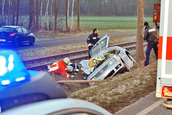 Unfall bei Neuenhaus: der Fahrer dieses VW Polo verunglückte tödlich. Foto: Konjer