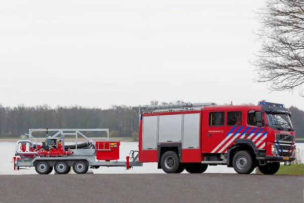 Eine der 4 kleineren Hochdruckpumpe des Typs BA80H D275, angetrieben von einem Perkins-Vierzylinder-Dieselmotor, Typ 404D-22T. Diese Pumpe auf 3-Achs-Anhänger liefert einen Druck von 9 bar und eine Durchflussrate von 130 m3/h (2.166 l/min). Foto: BBA Pumps