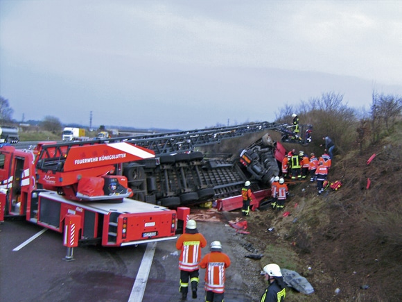 Drehleiter bei der Rettung des Fahrers. Foto: Kreisfeuerwehr Helmstedt