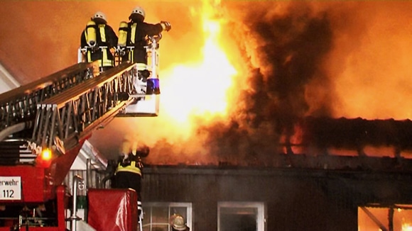 Feuerwehrkräfte während des Einsatzes bei einem Autohausbrand in Twistringen. Foto: nonstopnews.de