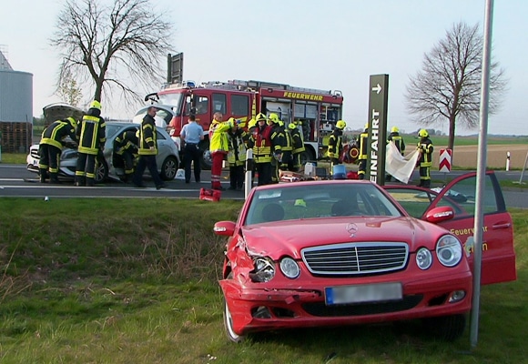 Der verunfallte Kommandowagen der Feuerwehr Jüchen. Foto: Staniek