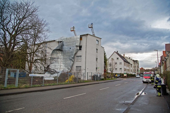 Sturm "Niklas" reißt komplettes Blechflachdach von einem Mehrfamilienhaus in Waiblingen (BW) ab. Foto: 7aktuell.de