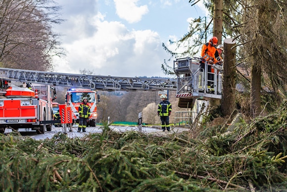 Kräfte der Feuerwehr Wiesbaden bei Sägearbeiten in einer Drehleiter. Foto: Wiesbaden112.de