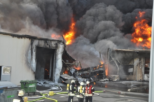 Großbrand in Jever. Die Lagerhalle einer Farbenfabrik steht in Vollbrand. Foto: Polizei