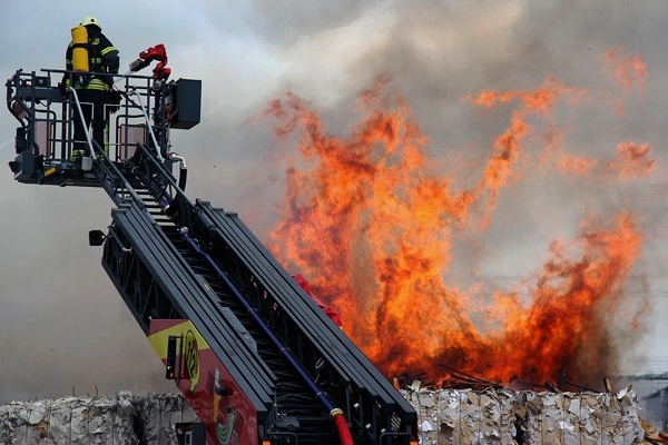 Großbrand in einer Recycling-Firma in Göttingen. Foto:  Stefan Rampfel