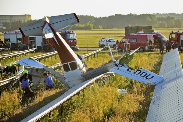 In Kamenz ist am Freitag Abend ein Kleinflugzeug abgestrüzt und in ein Solarfeld gekracht. Foto: Rico Löb