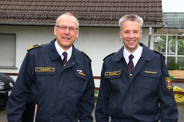 Wuppertals alter und neuer Feuerwehrchef: Siegfried Brütsch (60, links) und sein Nachfolger Ulrich Zander (50, rechts). Foto: Fichte