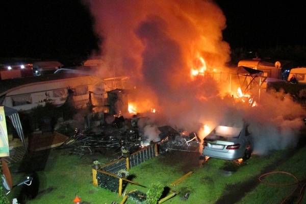 Brand nach einer Explosion auf einem Campingplatz in der Nähe von Soltau. Foto: Daniel Dwenger / Feuerwehr Soltau