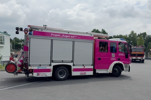 Das pinke Löschfahrzeug der Feuerwehr Erkrath zur Aktion "Augen auf!". Foto: Feuerwehr Erkrath