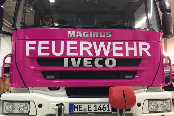 Das pinke Löschfahrzeug der Feuerwehr Erkrath zur Aktion "Augen auf!". Foto: Feuerwehr Erkrath