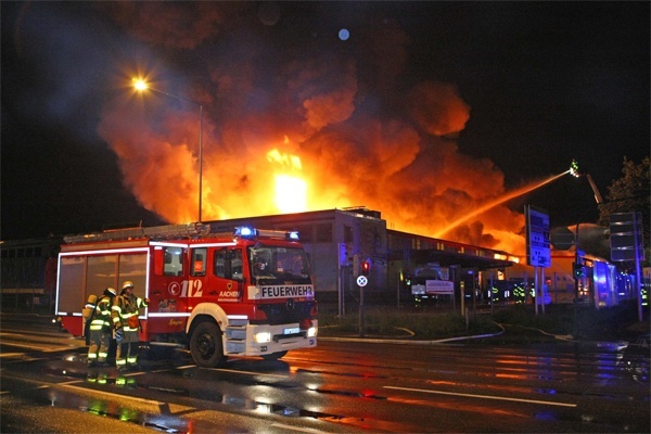 Bei einem Großbrand in Aachen ist ein Gebäudekomplex mit mehreren Gewerbebetrieben zerstört worden. Foto: Ralf Roeger