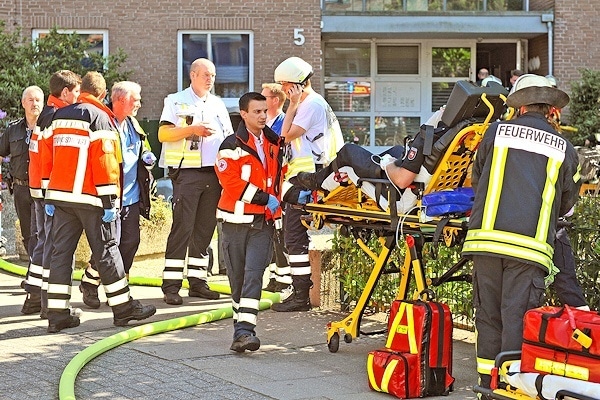 Nach einem Brand in einem Hochhaus in Nordhorn müssen zehn Verletzte versorgt werden, darunter auch zwei Polizeibeamte. Foto: Stephan Konjer