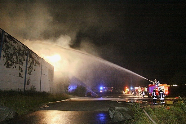 Großschadenslage in Beecke bei Warstein. Ein Galvanik Betrieb stand in Vollbrand. Foto: IDA News Media