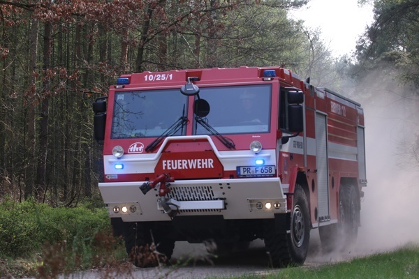 Das GTLF der Feuerwehr Perleberg bei einer Geländefahrt. Foto: Timo Jann