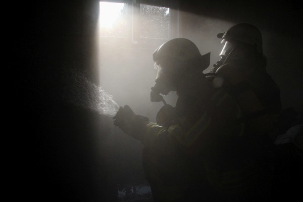 Symbolbild Feuerwehrmänner im Einsatz. Foto: Timo Jann