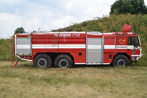 Nach einem Unfall während eines Geländefahrtrainings ist der Aufbau des GTLF schwer beschädigt. Foto: Feuerwehr Perleberg