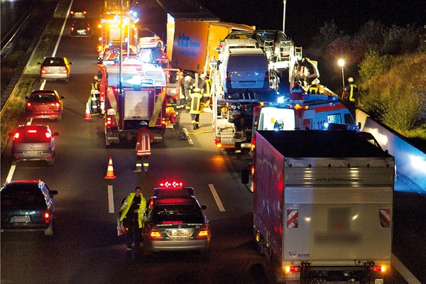 Einsatzstellenabsicherung_Absicherung von Einsatzstellen_Autobahn_Einsatz_Feuerwehr_Sicherheit_Unfall_IV