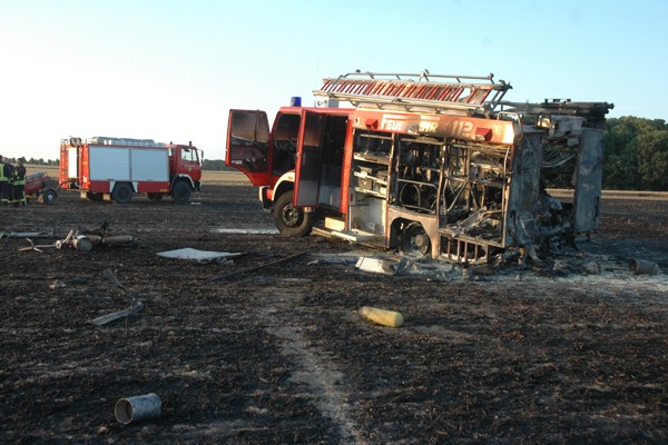 Unglück im Einsatz: Ein Löschgruppenfahrzeug ist von den Flammen erfasst worden und nahezu völlig ausgebrannt. Foto: Bartsch