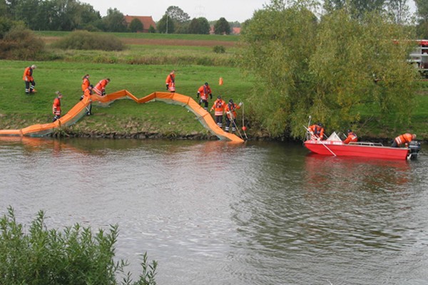 Ölsperre_Feuerwehr_Einsatz_Umweltschutz_Fluss