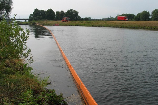 Ölsperre_Feuerwehr_Einsatz_Umweltschutz_Fluss_III