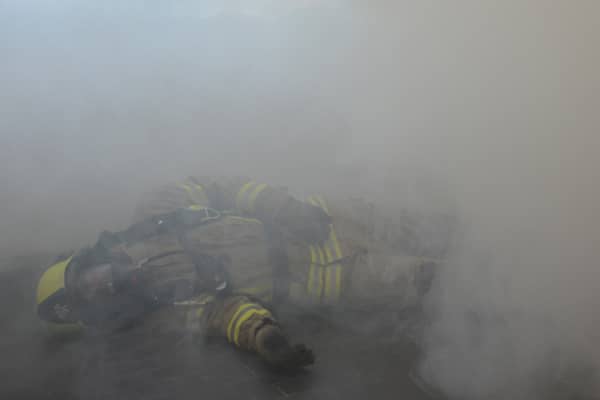 Ein verletzter Feuerwehrmann muss gerettet werden. Symbolfoto: Hegemann