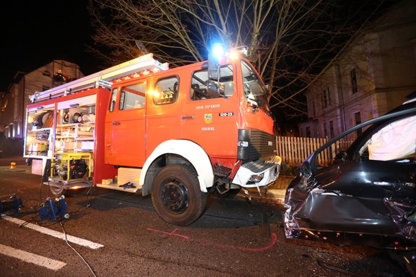 Schwerer Unfall am Samstagabend mit einem Feuerwehrfahrzeug. Foto: xcitePRESS 