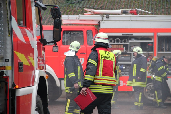 Brand-Einsatz: Ein Feuer bedrohte mehrere historische Feuerwehr-Fahrzeuge. Foto: Freiwillige Feuerwehr Dötlingen