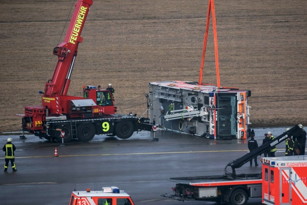 FLF der Flughafenfeuerwehr bei Fahrübung verunfallt. Foto: 7aktuell.de/Heckel