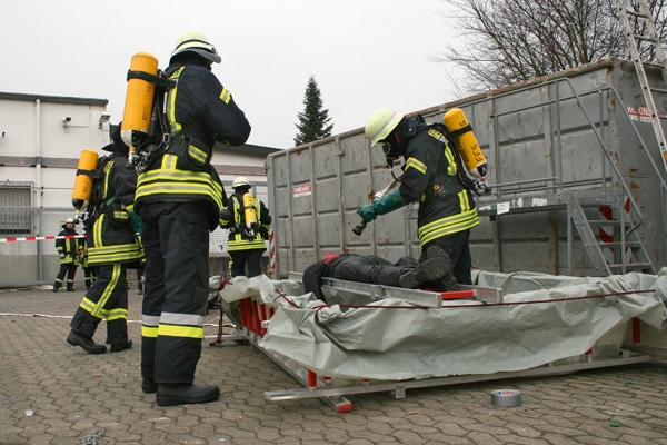 Not-Dekon einer verletzten Person mit einfachsten Mitteln. 