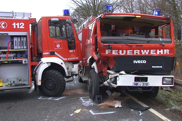 Unfall zwischen zwei Einsatzfahrzeugen der Feuerwehr. Foto: NonstopNews