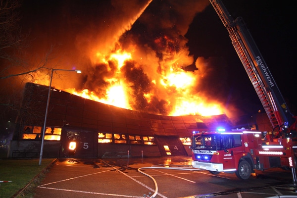 Umfangreiche Brandbekämpfung beim Großbrand an der Hochschule in Aachen. Foto: Ralf Roeger