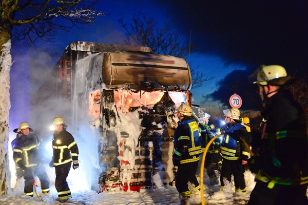 Kapitaler LKW-Brand am Dienstagabend zwischen Felsberg und Ittersdorf. Foto: Rolf Ruppenthal/ 16. Feb. 2016