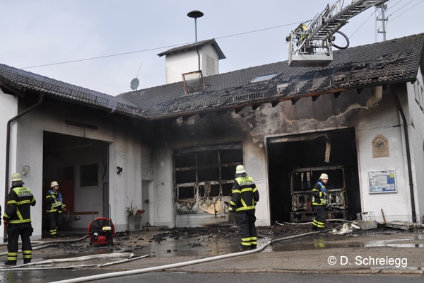 Gerätehaus_Feuerwehr_Brand_Fahrzeuge