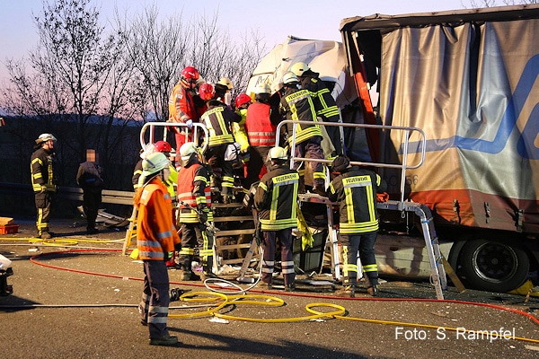 Lkw-Unfall auf der A 7 bei Göttingen: Foto: Rampfel