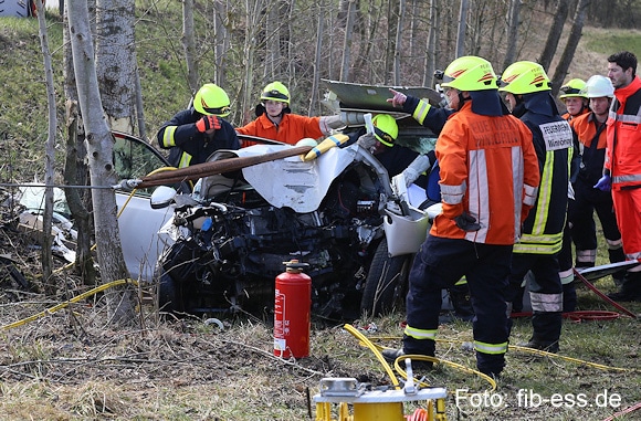 Unfall bei Winhöring: Bei der Rettung einer in diesem Pkw eingeklemmten Frau kam es zu einem Seilwindenunfall. Foto: fib-ess.de