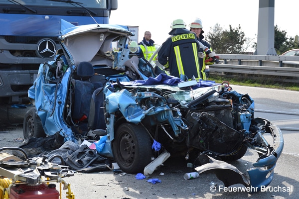 Einsatz_Feuerwehr_Verkehrsunfall_Autobahn