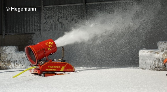 Leichtschaum eignet sich hervorragend, um große Lagerhallen zu fluten. Die Feuerwehr Hannover beispielsweise setzt zur Leichtschaumerzeugung ein LUF ein. Foto: Hegemann 