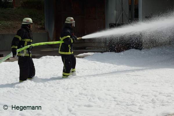 Seit fast 100 Jahren löschen Feuerwehren Brände mit Schaum. Insofern verwundert es eigentlich, wie viele Irrtümer es zum Schaumeinsatz noch gibt. Wir klären auf. Foto: Hegemann