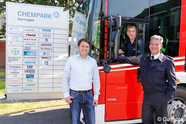 Unser Bild zeigt (v. r. n. l.) Christoph Wachholz, Leiter der Chempark-Werkfeuerwehr, den Meerbuscher Schüler Marc Münker im Einsatzfahrzeug und Daniel Wauben, Geschäftsführer ChemCologne.