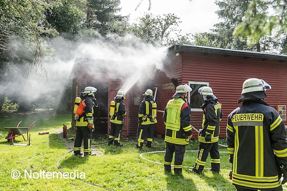 Das Feuer in Handewitt, das in einer Hütte von Pfadfindern ausgebrochen war, konnte die Feuerwehr schnell löschen. Foto: Noltemedia