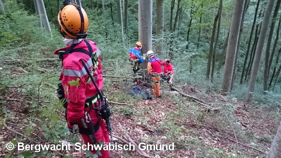 Helfer der Bergwacht Schwäbisch Gmünd bereiten den Aufstieg zu dem Piloten vor. Das Bild zeigt deutlich, wie steil der Hang an der Absturzstelle des Flugzeugs ist. Foto: Bergwacht Schwäbisch Gmünd