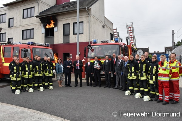 Offizielle Übergabe von 16 neuen HLF 20 durch Dortmunds Bürgermeister Ullrich Sierau und Feuerwehrdezernentin Diane Jägers an Feuerwehrchef Dirk Aschenbrenner. Foto: Feuerwehr Dortmund