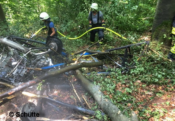 Nachlöscharbeiten am Ultraleichtflugzeug durch Feuerwehrleute am Waldboden. Foto: Schütte 