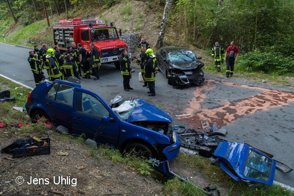 Aus dem blauen Golf haben Feuerwehrleute einen Kameraden befreit. Das Fahrzeug war in die Sehmatalstraße zwischen Frohnau und Schönfeld von einem gestohlenen Renault Megane gerammt worden. Foto: Jens Uhlig