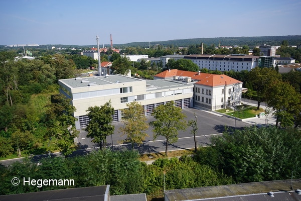 Blick aus dem Korb der Drehleiter auf die neue Wache in Dresden. Der rechte Gebäudeteil ist bereits über 100 Jahre alt. Der linke Trakt kam erst jetzt dazu. Foto: Hegemann