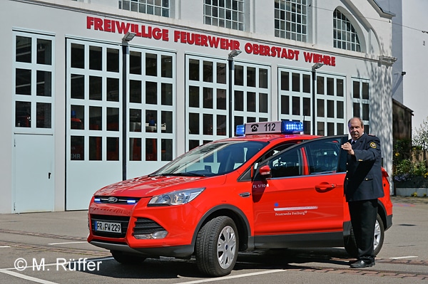 Die FF Freiburg führt Stadtbrandmeister Reiner Ullmann, hier mit seinem KdoW vor dem gemeinsamen Feuerwehrhaus der Abteilungen Oberstadt und Wiehre. Foto: Michael Rüffer